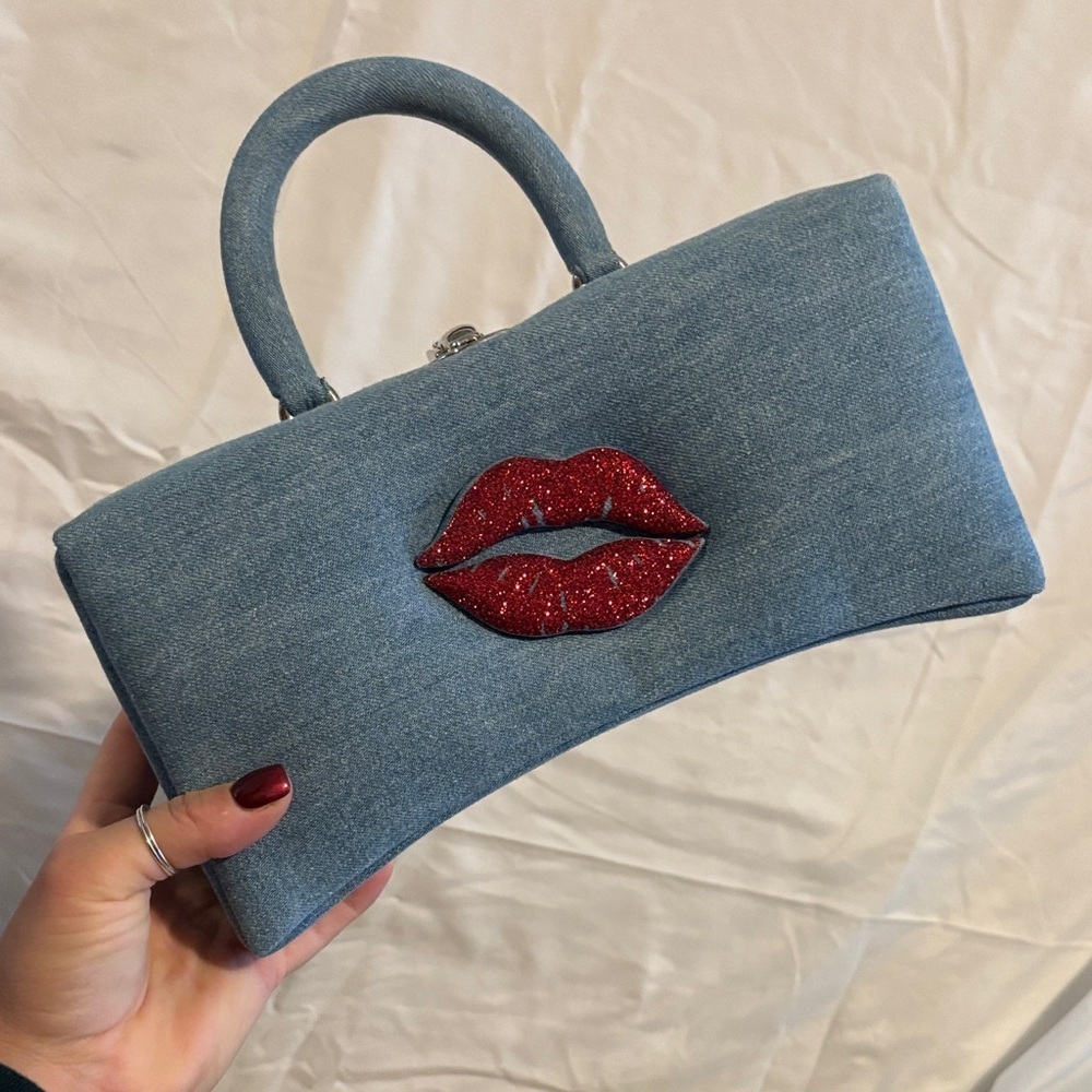 Ozias Paris lip clutch as seen on Sabrina Carpenter. - Picture 4 of 14